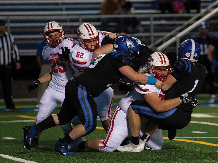 9-30 perry spencer perry tackle.jpg